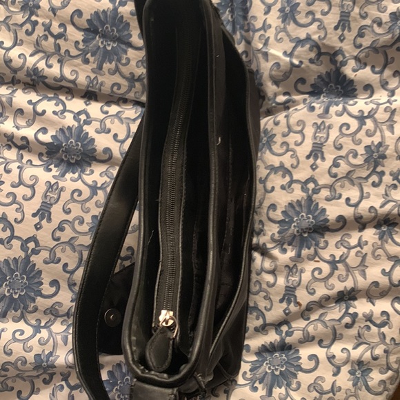 Etienne Aigner hobo with several compartments for organization - Picture 5 of 9